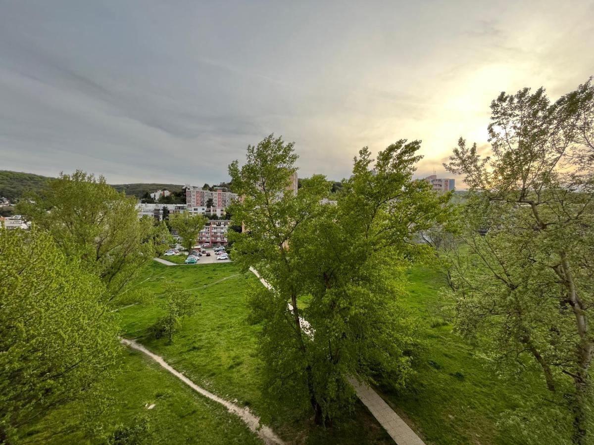Elegant Escape Apartment - Free Parking, Easy Access To City Centre Bratislava Extérieur photo