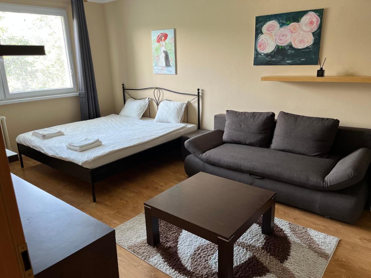 Elegant Escape Apartment - Free Parking, Easy Access To City Centre Bratislava Extérieur photo